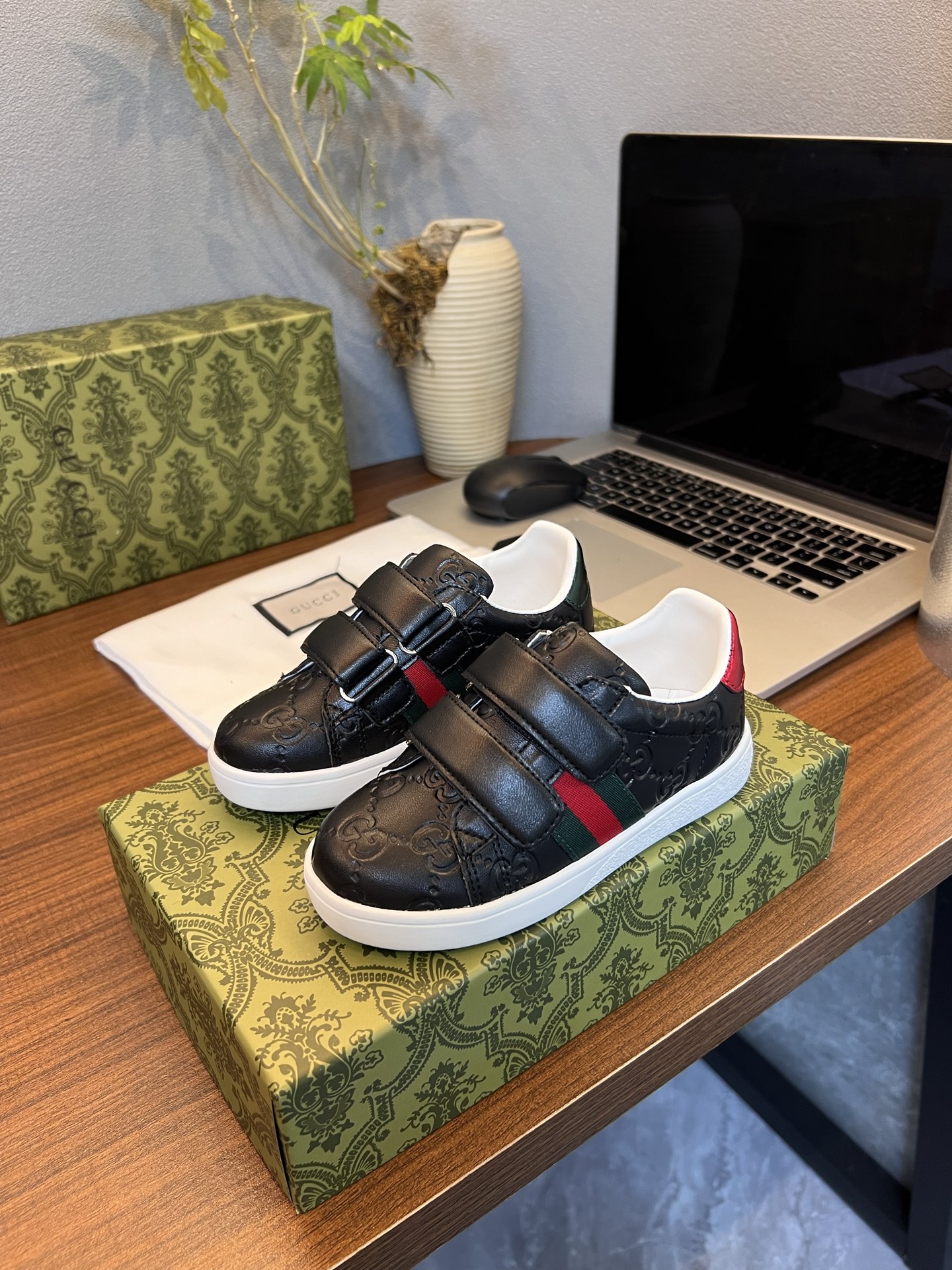 Children's shoes child